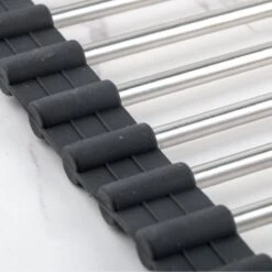 Highport Oprolbaar Vaat Droogrek - Scandinavisch Design - Opvouwbaar Hittebestendig Roestvrijstalen Keuken Afdruiprek - Vaatwasser Geschikt - Sterke 18-staafs Onderzetter - Foodgrade Materiaal 9 Highport Oprolbaar Vaat Droogrek - Scandinavisch Design - Opvouwbaar Hittebestendig Roestvrijstalen Keuken Afdruiprek - Vaatwasser Geschikt - Sterke 18-staafs Onderzetter - Foodgrade Materiaal -Schoonmaakartikelen Winkel 1200x1200 711