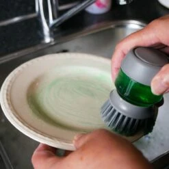 In Round Afwasborstel Met Zeepdispenser / Zeepreservoir – Inclusief Houder – Grijs – Afwas Borstel – Zeep Handborstel – Doseerpomp – Afwasmiddel Dispenser – Navulbaar 14 In Round Afwasborstel Met Zeepdispenser / Zeepreservoir – Inclusief Houder – Grijs – Afwas Borstel – Zeep Handborstel – Doseerpomp – Afwasmiddel Dispenser – Navulbaar -Schoonmaakartikelen Winkel 1200x1200 771