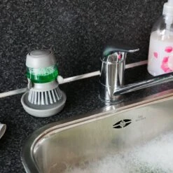 In Round Afwasborstel Met Zeepdispenser / Zeepreservoir – Inclusief Houder – Grijs – Afwas Borstel – Zeep Handborstel – Doseerpomp – Afwasmiddel Dispenser – Navulbaar 15 In Round Afwasborstel Met Zeepdispenser / Zeepreservoir – Inclusief Houder – Grijs – Afwas Borstel – Zeep Handborstel – Doseerpomp – Afwasmiddel Dispenser – Navulbaar -Schoonmaakartikelen Winkel 1200x1200 772