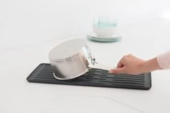 Brabantia SinkSide Afdruiprek Compact - Dark Grey 13 Brabantia SinkSide Afdruiprek Compact - Dark Grey -Schoonmaakartikelen Winkel 1200x799 11