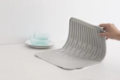 Brabantia SinkSide Afdruipmat - Siliconen - Mid Grey 12 Brabantia SinkSide Afdruipmat - Siliconen - Mid Grey -Schoonmaakartikelen Winkel 1200x799 2