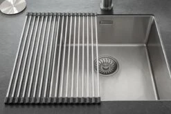 Highport Oprolbaar Vaat Droogrek - Scandinavisch Design - Opvouwbaar Hittebestendig Roestvrijstalen Keuken Afdruiprek - Vaatwasser Geschikt - Sterke 18-staafs Onderzetter - Foodgrade Materiaal 8 Highport Oprolbaar Vaat Droogrek - Scandinavisch Design - Opvouwbaar Hittebestendig Roestvrijstalen Keuken Afdruiprek - Vaatwasser Geschikt - Sterke 18-staafs Onderzetter - Foodgrade Materiaal -Schoonmaakartikelen Winkel 1200x800 9
