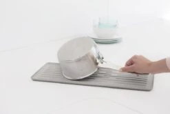 Brabantia SinkSide Afdruiprek Compact - Mid Grey 18 Brabantia SinkSide Afdruiprek Compact - Mid Grey -Schoonmaakartikelen Winkel 1200x801 2