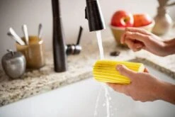 Scrub Daddy Damp Duster - Wonder Stoffer - Licht Blauw 8 Scrub Daddy Damp Duster - Wonder Stoffer - Licht Blauw -Schoonmaakartikelen Winkel 1200x802 1