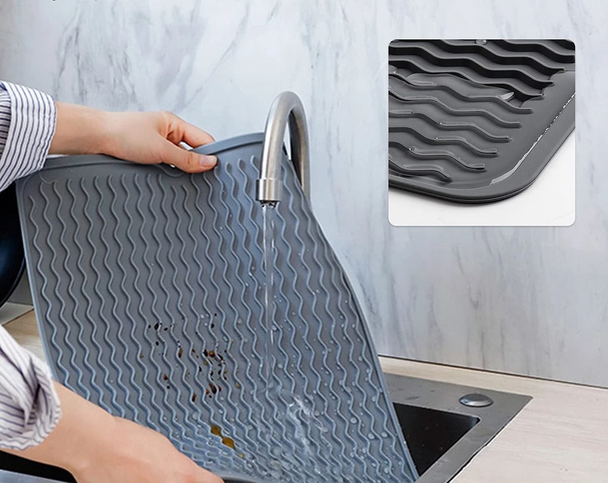 Merkloos Afdruipmat - Pannenonderzetter- Siliconen Mat - Zwart - 30 X 40 CM - Met Ophanggat - Hittebestendig 6 Merkloos Afdruipmat - Pannenonderzetter- Siliconen Mat - Zwart - 30 X 40 CM - Met Ophanggat - Hittebestendig - Afbeelding 4