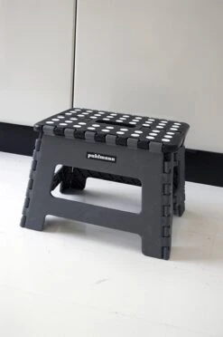 PUHLMANN - Inklapbare Kruk, JAMES, Plastic, Grijs, 22 Cm Hoog, Max 100 Kilo 14 PUHLMANN - Inklapbare Kruk, JAMES, Plastic, Grijs, 22 Cm Hoog, Max 100 Kilo -Schoonmaakartikelen Winkel 797x1200 3