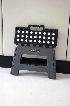 PUHLMANN - Inklapbare Kruk, JAMES, Plastic, Grijs, 22 Cm Hoog, Max 100 Kilo 15 PUHLMANN - Inklapbare Kruk, JAMES, Plastic, Grijs, 22 Cm Hoog, Max 100 Kilo -Schoonmaakartikelen Winkel 797x1200 4