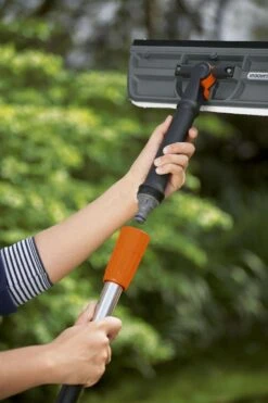 GARDENA Cleansystem Raamborstel Met Trekker - Werkbreedte 31 Cm 12 GARDENA Cleansystem Raamborstel Met Trekker - Werkbreedte 31 Cm -Schoonmaakartikelen Winkel 799x1200 2